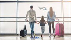 حضور یک خانواده سه نفره در فرودگاه کنار پنجره شیشه‌ای