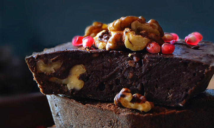 کیک خیس با شکلات اکوادور و تکه‌های میوه روی آن