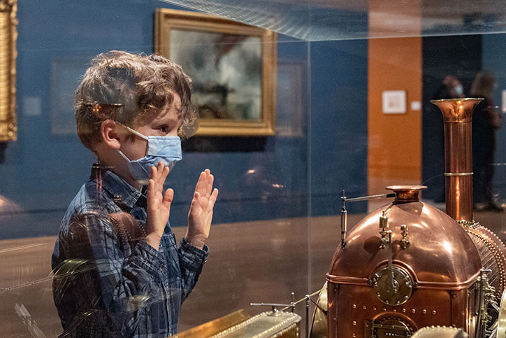 کودکی در موزه در حال بازدید از لوکوموتیو