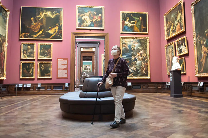 شخصی با عصا در موزه فرانسه در اتاق نقاشی