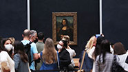 نقاشی مونالیزا در موزه و ازدحام جمعیت