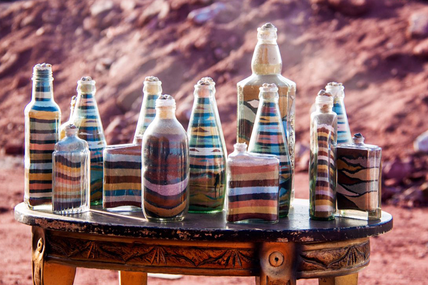 خاک خوراکی جزیره هرمز در شیشه های مخصوص