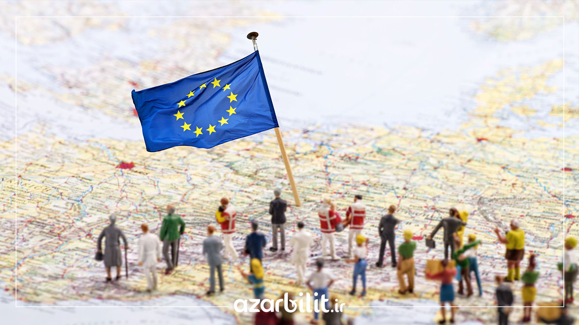 پرچم اتحادیه اروپا روی نقشه با آدمک‌هایی در کنارش