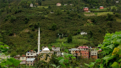 زنی در روستای کوشکوی ترکیه که در حال سوت زدن در کنار کودکی است