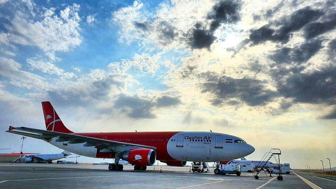 هواپیمایی قشم ایر از نمای کناری	در ترمینال 2 فرودگاه