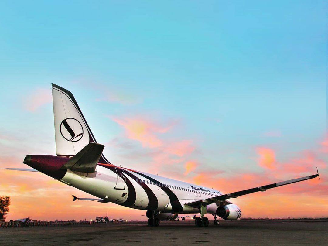 هواپیمای معراج از نمای پشتی در ترمینال 2 فرودگاه