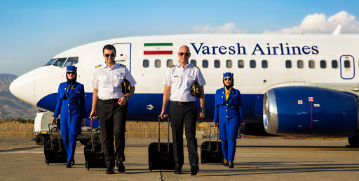 هواپیمایی وارش در فرودگاه به همراه خدمه و مهمانداران