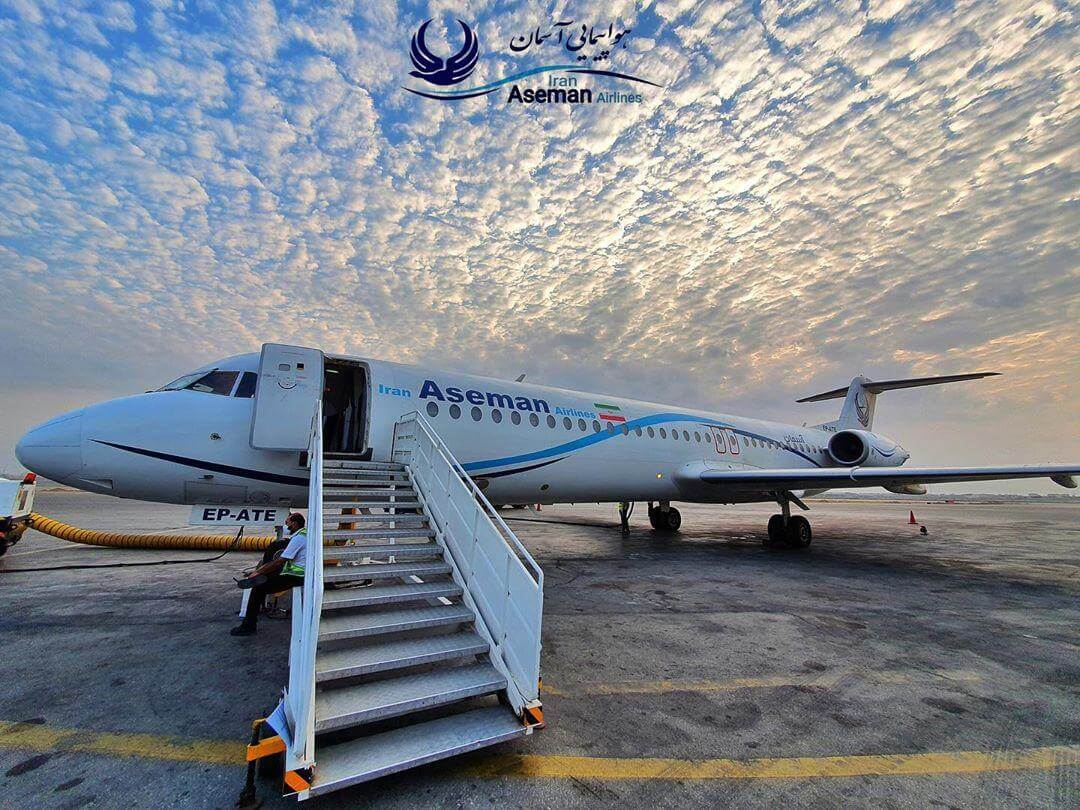 هواپیمایی آسمان با پله‌های باز در ترمینال 6 فرودگاه