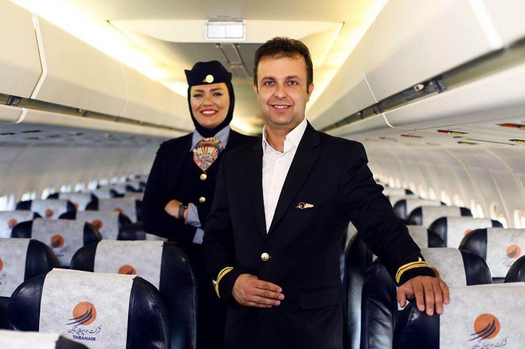 یک سرمهماندار آقا و یک سرمهماندار خانم در کابین هواپیمایی تابان