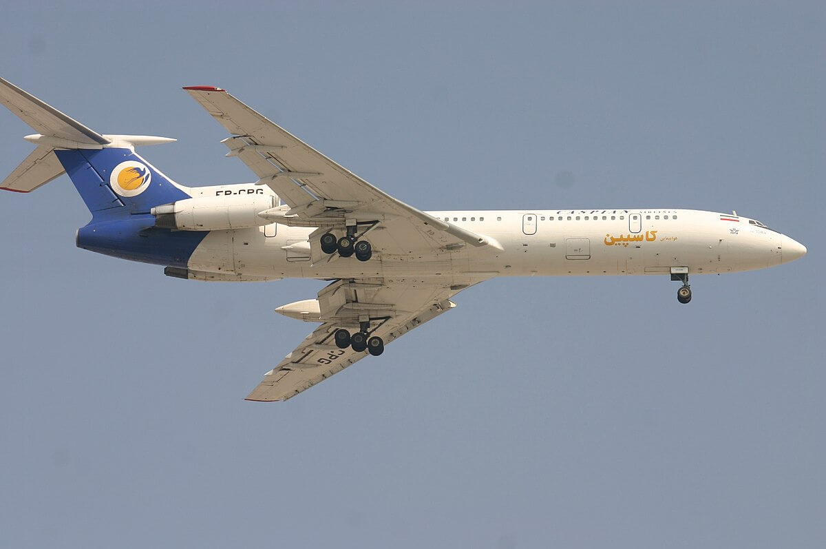 هواپیمایی کاسپین در آسمان با چرخ های باز در حال فرود