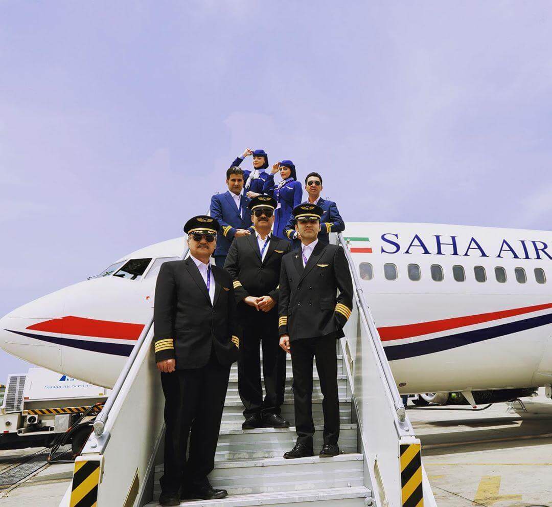 خدمه و مهمانداران هواپیمایی ساها بر روی پله‌های هواپیما