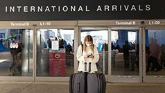 حضور گردشگر در دوران ویروس کرونا (کوید-19) در فرودگاه روبروی درب ترمینال B