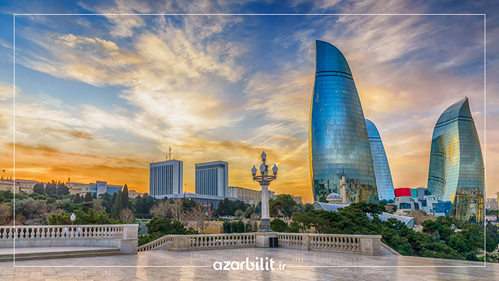 برج‌های شعله از نمای دور هنگام غروب