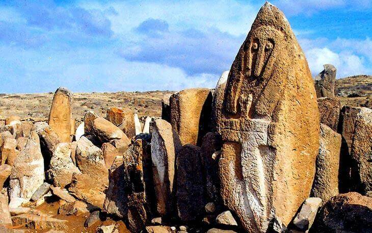 مجسمه‌های بی دهان شهر یئری