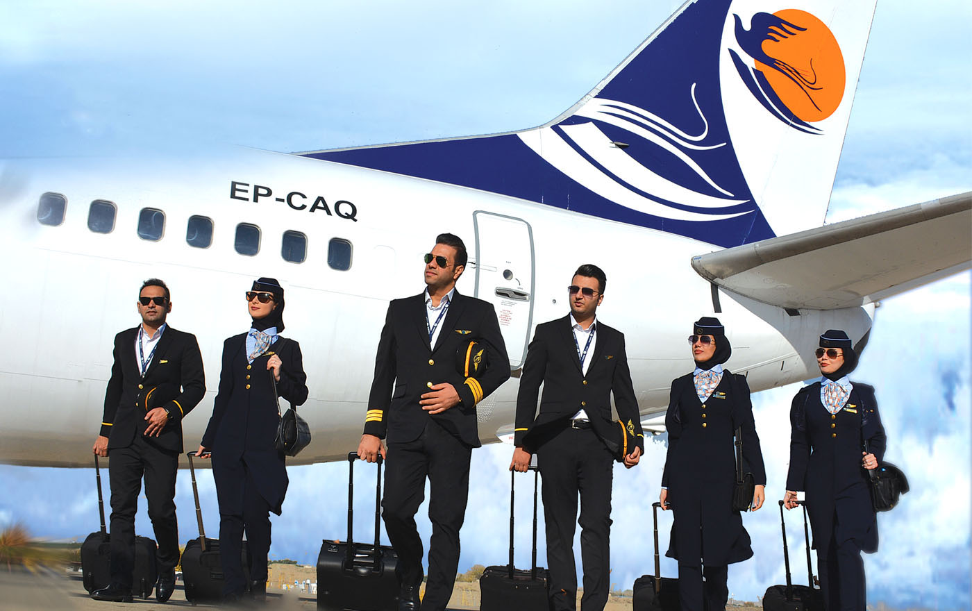 عکسی اتفاقی از خروج کادر پرواز هواپیمایی کاسپین از هواپیما