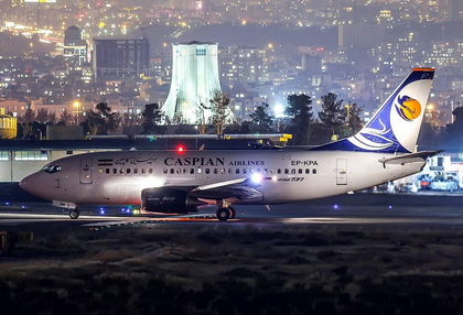 عکسی زیر چراغ های باند فرودگاه مهرآباد از هواپیمایی کاسپین